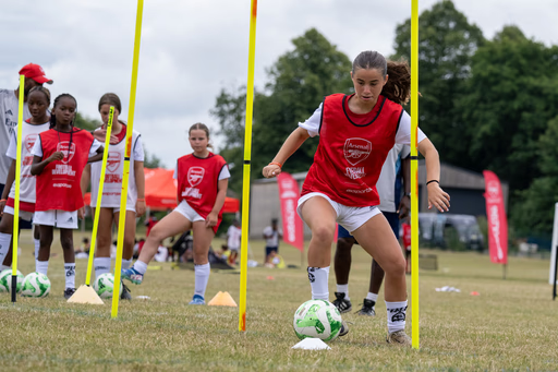 Jugadora regateando entre picas en el Arsenal FC Camp